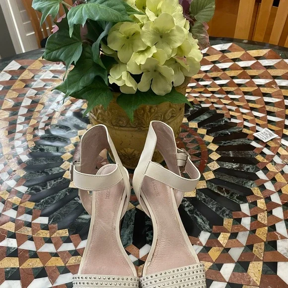 Pretty studded cream open toed heels great ankle strap EUC - Picture 2 of 4